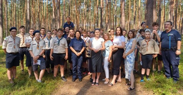 Policjanci wraz z przedstawicielkami Sanepidu spotkali się z harcerzami przebywającymi Roztoczu. Dokonali kontroli obozów pod kątem sanitarnym, a następnie przypomnieli młodzieży podstawowe zasady bezpieczeństwa podczas letniego wypoczynku. Przestrzegali również przed zażywaniem nielegalnych środków i alkoholu. O tym jak bardzo zaburzona jest nasza świadomość po zażyciu nielegalnych środków młodzi ludzie mogli się przekonać po założeniu alko i narkogogli.