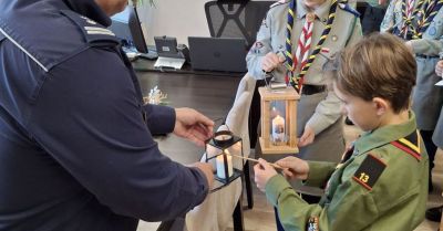 Harcerze przekazali Betlejemskie Światło Pokoju policji w Biłgoraju